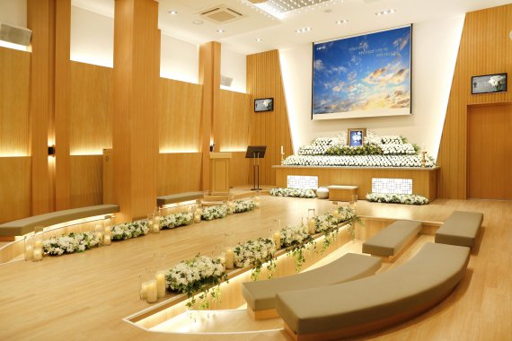 프리드라이프가 19일 경기 김포 풍무동에 오픈한 '쉴낙원'. 프리드라이프는 300억원을 투입해 결혼식장 같은 장례식장인 쉴낙원을 만들었다.