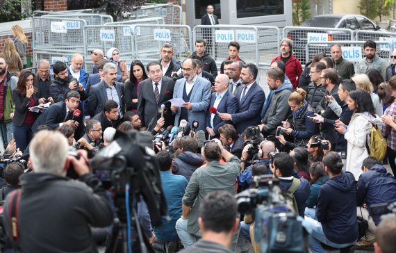 투란 키슬락시 터키-아랍미디어 연맹 회장(가운데)이 20일(현지시간) 터키 이스탄불의 사우디아라비아 총영사관 앞에서 사우디 언론인 자말 카슈끄지를 살해하도록 지시한 세력이 처벌받아야 한다는 연설문을 읽고 있다.EPA연합뉴스