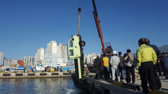 21일 울산시 동구 방어진항에서 바다에 빠진 1t 화물차를 울산해경이 크레인을 통해 인양하고 있다. /사진=울산해경