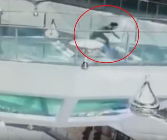 쇼핑몰 통로를 뛰어가던 여성이 바닥 아래 상어 수족관에 빠지는 사고가 발생했다 /사진=CGTN 유튜브 갈무리