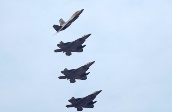 지난해 12월 '비질런트 에이스' 훈련에 참여한 미국의 F-22 랩터 전투기 편대가 비행하고 있다. 북핵 위기가 고조됐던 지난해 말 이 훈련에는 230여대의 항공기가 참여해 한국과 미국 공군의 힘을 과시했다. /사진=연합뉴스
