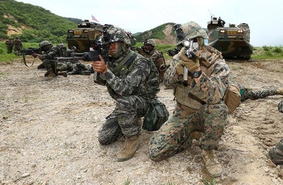 한국과 미국의 해병대 장병들이 연합 군사훈련을 진행하고 있다./사진=연합뉴스