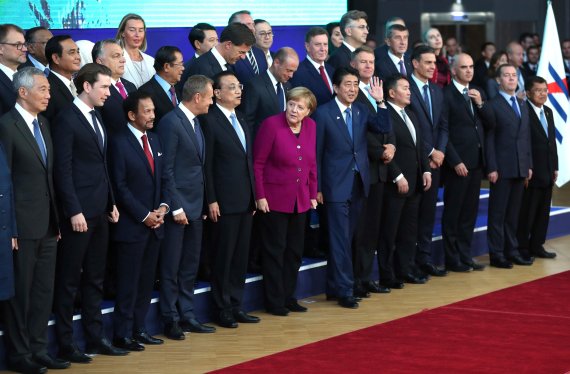 브뤼셀 AP=연합. 유럽연합(EU)과 아시아 국가 정상들이 19일(현지시간) 벨기에 브뤼셀에서 열린 제12차 아시아유럽정상회의(ASEM·아셈)에 참석 중 단체 기념사진을 찍고 있다.
