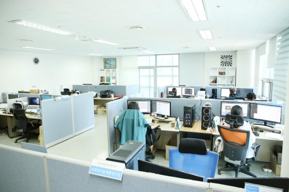 서울 성수동2가 소재 오엠인터랙티브 본사에서 직원들이 일을 하고 있다.
