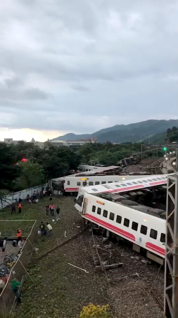 대만에서 열차 탈선으로 17명 사망, 101명 다쳐