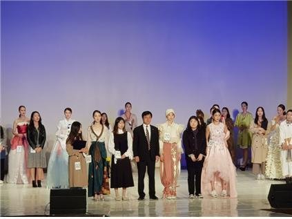 제12회 상주 전통명주 국제패션페스티벌에서 동상을 수상한 강다향(오른쪽에서 두 번째). 사진제공=유한대학교