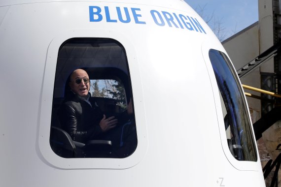 Amazon and Blue Origin founder Jeff Bezos addresses the media about the New Shepard rocket booster and Crew Capsule mockup at the 33rd Space Symposium in Colorado Springs, Colorado, U.S., April 5, 2017. REUTERS/Isaiah J. Downing/File Photo <All rights reserved by Yonhap News Agency>