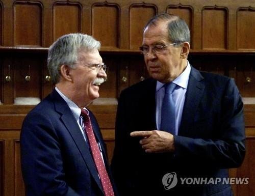 세르게이 라브로프 러시아 외무장관(오른쪽)과 존 볼턴 미국 백악관 국가안보보좌관이 22일(현지시간) 러시아 모스크바에서 회담을 하고 있다.EPA연합뉴스