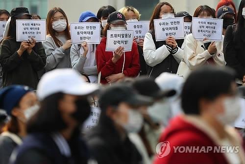 지난 15일 오후 서울 성북구 동덕여대 본관 앞에서 열린 '안전한 동덕여대를 위한 민주동덕인 필리버스터'에서 학생들이 참가자 발언을 듣고 있다. /사진=연합뉴스