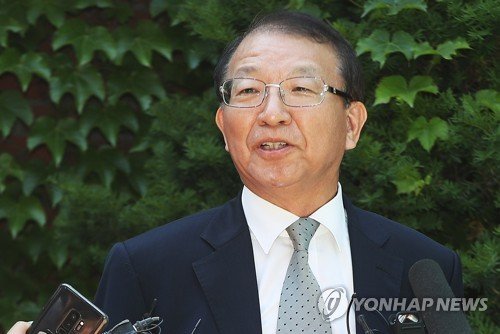 양승태 전 대법원장이 1일 오후 경기도 성남시 자택 인근에서 재임 시절 일어난 법원행정처의 '재판거래'파문과 관련해 입장을 밝히고 있다.