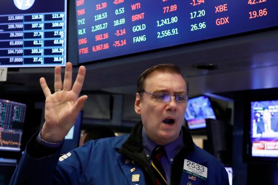 Specialist Patrick King works on the floor of the New York Stock Exchange, Tuesday, Oct. 23, 2018. Stocks are opening sharply lower on Wall Street following big drops in Asia and Europe. (AP Photo/Richard Drew)<All rights reserved by Yonhap News Agency>