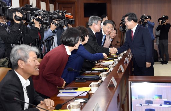 고용노동부 장관과 악수하는 김동연 부총리