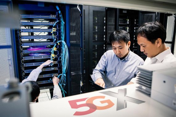 SK텔레콤 직원들이 분당사옥 5G 테스트베드에서 삼성전자 5G 논스탠드얼론(NSA) 교환기와 노키아·에릭슨 장비 기반의 5G 기지국 연동 작업을 하고 있다.