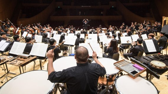 지난 8월25일 서울 롯데콘서트홀에서 광복 73주년을 기념해 열린 '2018나라사랑음악회'에서 코레일심포니 오케스트라가 열연하고 있다.