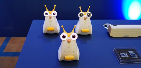 SKT 코딩로봇 '알버트' 눈 깜빡이면서 동화구연도 한다