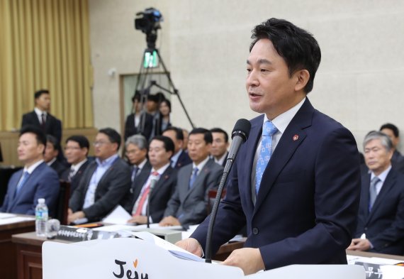원희룡 제주도지사가 26일 오전 제주도청 4층 탐라홀에서 열린 국회 행정안전위원회의 제주특별자치도에 대한 국정감사에서 인사말을 하고 있다.