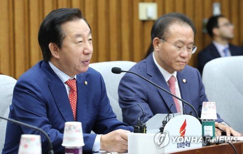 자유한국당 김성태 원내대표(왼쪽)가 발언하고 있다. /사진=연합뉴스