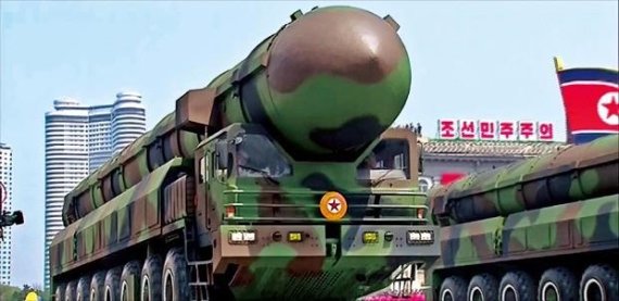 북한의 차량 이동식 대륙간탄도미사일(ICBM)의 모습. 미국의 여론조사기관 '퓨리서치'에 따르면 대다수의 미국인들은 북한에 대해 부정적 시각을 갖고 있는 것으로 나타났고, 북핵에 대해서도 심각한 위협으로 인식하고 있었다./사진=연합뉴스