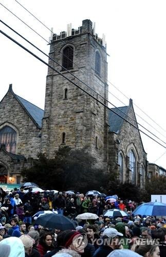 Hundreds gather in the heart of the Squirrel Hill neighborhood of Pittsburgh to take part in the candlelight vigil to remember the 11 people that lost their lives at the Tree of Life Synagogue shooting this morning on October 27, 2018.UPI연합뉴스