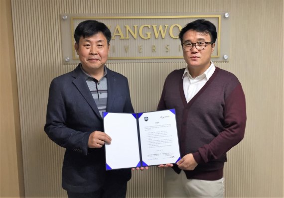 이일재 광운대 영어영문학과 교수(오른쪽)와 이청호 에버트란 대표가 '대학원생 학자금 지원'에 관한 산학협력을 체결했다.