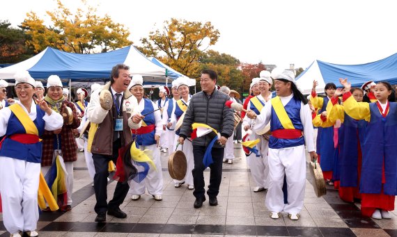 박승운 광명시장(가운데) 제12회 광명농악대축제 참가. 사진제공=광명시