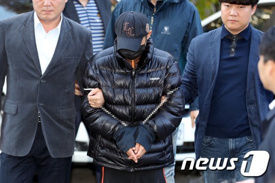 주차장에서 전 부인을 흉기로 살해한 전 남편 김모씨가 영장실질심사를 받기 위해 지난해 11월 서울남부지법으로 들어서고 있다. 김 씨는 지난해 10월 22일 새벽 서울 강서구의 한 아파트 주차장에서 전 부인 이 씨를 흉기로 찔러 숨지게 한 혐의를 받고 있다.