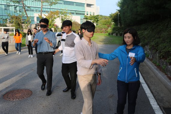 한국도로공사 신입사원, 점자책 장애인 단체에 기부