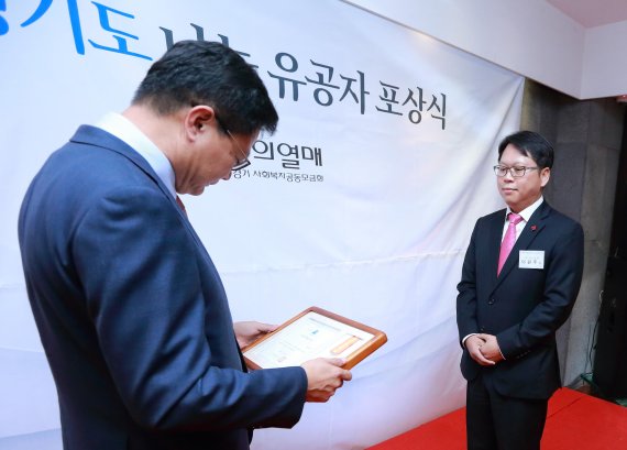 NS홈쇼핑은 '2018 경기도 나눔실천유공자 포상식'에서 나눔실천 우수 기업으로 선정돼 도지사 표창을 받았다.
