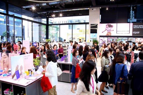 서울 강남역 인근에 위치한 아리따움 라이브 매장이 쇼핑객들로 붐비고 있다. 아리따움 라이브는 개장 한달 만에 방문객이 4만명을 넘어섰다.