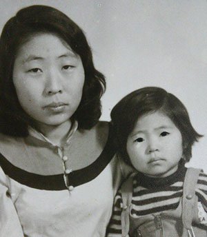 박해란씨(40)는 어머니 황의숙씨(66·사진 왼쪽)를 대신해 의붓언니인 강미정(장성미)씨(44)를 찾고 있다.