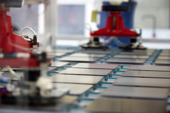 한화큐셀코리아의 충북 진천공장 자동화 설비의 장비들이 웨이퍼를 가공해 태양광 셀 제품을 생산하고 있다.