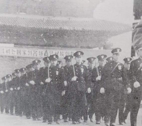 1947년 국립경찰창립 2주년 축하 경찰 시가행진. /사진출처=한국경찰60년사