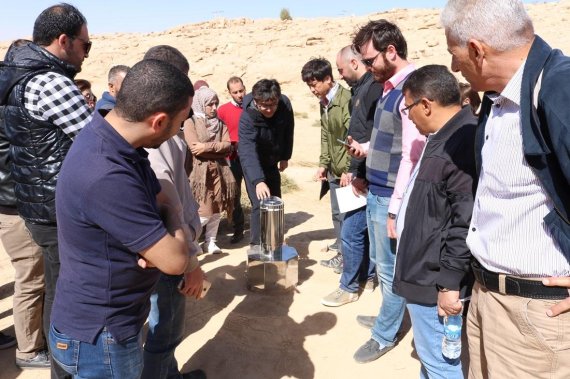 한국수자원공사 직원이 요르단 현지에서 연수생들에게 지하수자동관측설비 기술이전교육을 하고 있다.