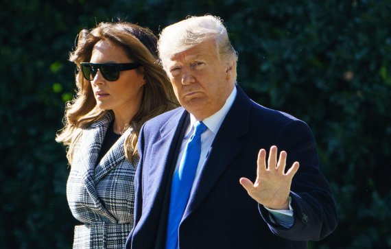 US President Donald Trump and First Lady Melania Trump make their way to board Marine One before departing from South Lawn of the White House in Washington, DC on October 30, 2018. - Trump is traveling to Pittsburgh to support the city after 11 people were shot dead in the worst anti-Semitic attack 