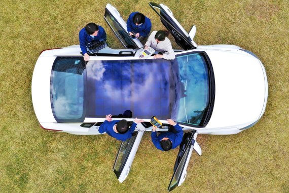현대∙기아차 연구원들이 이르면 내년에 출시될 1세대 태양광 자동차 '솔라루프'를 테스트하고 있다