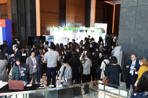 10월 31일 여의도 콘래드호텔에서 ‘2018 KoNECT-MFDS 국제 컨퍼런스'가 열렸다. 33개 CRO업체들은 홍보부스와 홍보월을 세워 이름을 알렸다. 참가자들이 CRO업체들 홍보부스를 돌아보고 있다.