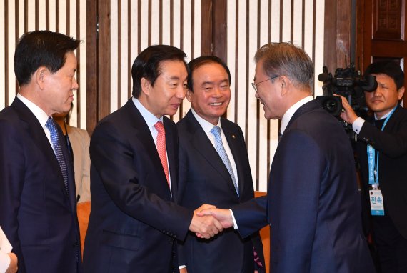 文 국회 연설 끝나자, 한국당 '비판 토론회'