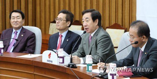 유한국당 김성태 원내대표(왼쪽 세번째)가 2일 오전 국회에서 열린 원내대책회의에서 발언하고 있다.