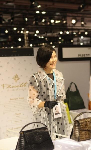 파리전시회에서 바이어의 호평을 듣고 환하게 웃고 있는 차승희 대표