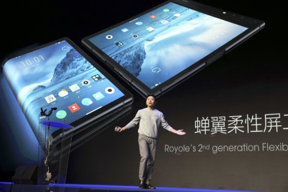 중국 디스플레이기업인 로욜의 류즈훙 최고경영자(CEO)가 지난달 31일(현지시간) 중국 베이징에서 열린 제품 공개 행사에서 세계 최초 폴더블 스마트폰 '플렉스파이'를 소개하고 있다. AP연합뉴스