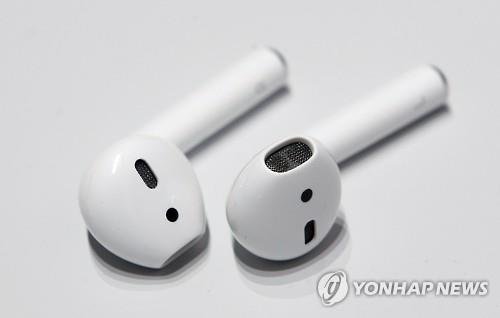애플의 무선 이어폰 ‘에어팟 2’의 출시가 임박했다는 소식에 네티즌들의 관심이 모이고 있다. /사진=연합뉴스