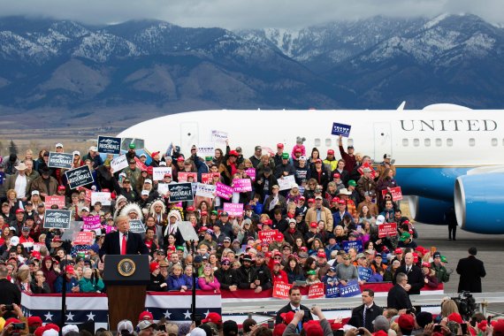 President Donald Trump speaks during a campaign rally at Bozeman Yellowstone International Airport, Saturday, Nov. 3, 2018, in Belgrade, Mont. (AP Photo/Janie Osborne)<All rights reserved by Yonhap News Agency>