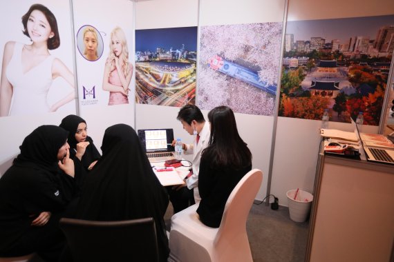노형주 더클래스앤미자인 성형외과 원장(오른쪽 두번째)이 UAE 여성에게 성형수술에 대해 설명하고 있다.