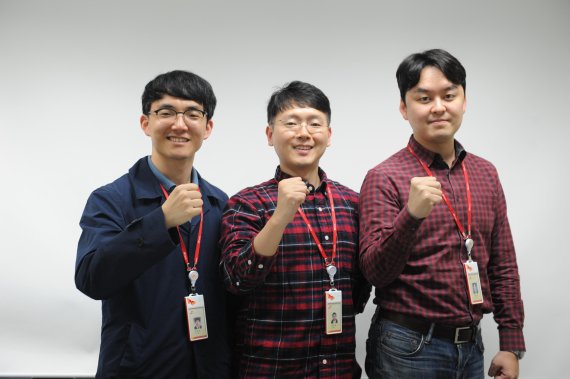 제1회 SK하이닉스 해커톤대회 우승팀 '에러프리' 김대성, 김장섭, 강순영 책임(왼쪽부터).