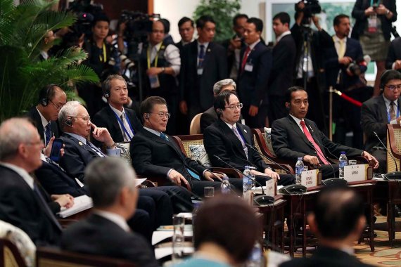 문재인 대통령이 지난해 11월 11일 필리핀 마닐라에서 열린 아세안 정상회의에 참석하고 있다. 청와대 제공