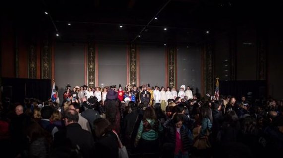 주시카고 대한민국총영사관은 2일(현지시간) 시카고 중심부에 위치한 시카고문화센터에서 시카고 주요내빈, 미국시민과 재외동포를 초청하여 '2018 한복패션쇼'를 진행했다. 참가자들이 기념촬영을 하고 있다.
