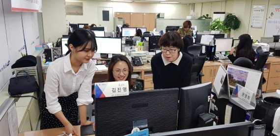 에스원 충청사업팀에 근무하고 있는 '두잉 서포터즈' 김진영 대리(왼쪽 두번째)가 다른 직원들과 대화하고 있다.