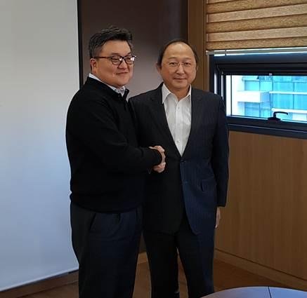 좌측부터 에이씨티 김계원 대표이사와 사토루 미야노 박사가 기술 자문 계약 체결이후 기념 촬영중 인 모습
