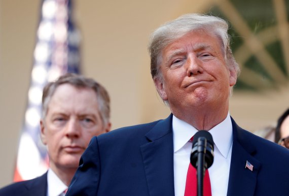 FILE PHOTO: U.S. President Donald Trump stands with U.S. Trade Representative Robert Lighthizer as he delivers remarks on the United States-Mexico-Canada Agreement (USMCA) during a news conference in the Rose Garden of the White House in Washington, U.S., October 1, 2018. REUTERS/Kevin Lamarque/File