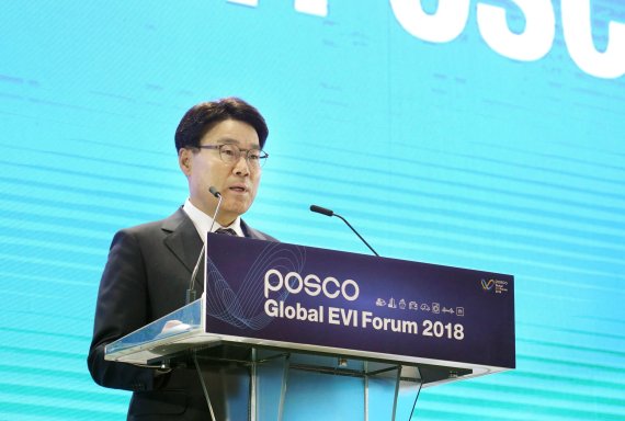 6일, 송도 컨벤시아에서 열린 ‘2018 글로벌EVI포럼’ 에서 최정우 포스코 회장이 기조연설을 하고 있다. /사진=fnDB